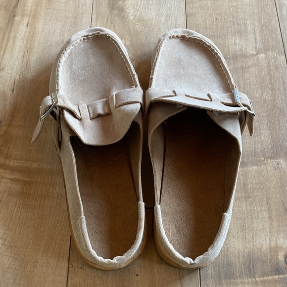 Shoes 11 - Picture 4 of 5